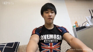 HUNK CHANNEL – DSW13004 – 泥酔わいせつ13、元春（もとはる）くんデカマラ陸上マッチョ20歳の家に電撃宅呑み訪問!!罰ゲームにマジギレのノリノリエロ騒ぎが止まらない!!!