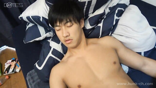 HUNK CHANNEL – DSW13004 – 泥酔わいせつ13、元春（もとはる）くんデカマラ陸上マッチョ20歳の家に電撃宅呑み訪問!!罰ゲームにマジギレのノリノリエロ騒ぎが止まらない!!!