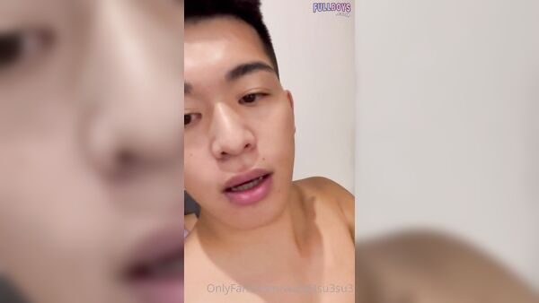 吮吸年轻男人的巨大阴茎