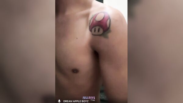 Dream Apple Boyz - Gwapong lalaki na may tattoo