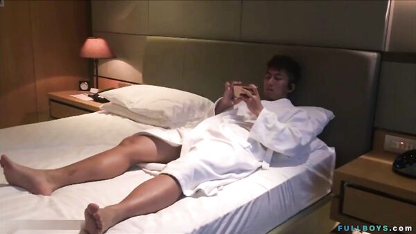 Gym guy masturbating