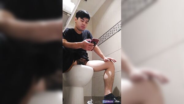 Quay lén trai đi ỉa