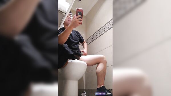 Quay lén trai đi ỉa