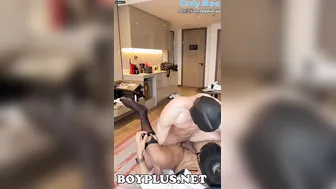 [Sanding] I met a muscular man nearby in the hotel.