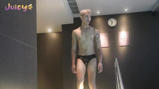 [JUICY] 豔遇奶狗的色情房務（上）隱藏版客房服務，幫客人擦乾身體用嘴最快了 再用穴穴當吸塵器把大...