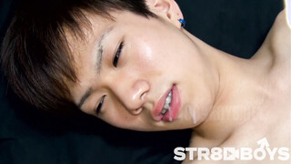 STR8 BOYS – BTB-0596 –【BACK TRACK BOYS】19歳巨根童顔学生がフェラに初挑戦で咥えながらビクつくデカマラ！我慢汁出しながらキスイキ！顔射まで！