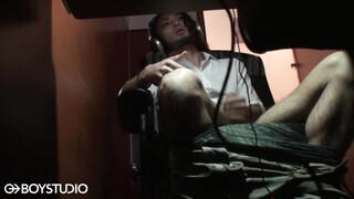 BOY STUDIO – BOY-670 – ヒゲのワイルドイケメンのシコシコを覗いちゃった!