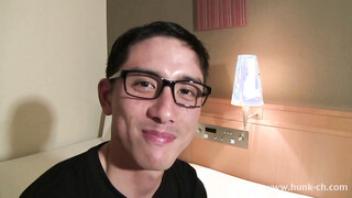 HUNK CHANNEL – BKG-0119 – 硬魔羅バキが容赦ないガチのハメ撮りREAL FUCK!!!めっっっちゃデカマラのマジメそうな眼鏡男子がケツ穴の快感に悶絶!!!