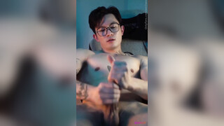 Hot Muscle Guy Wei2aes Jerking Off (2)