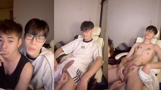 Vietnamese Couple Livestream Sucks Dick
